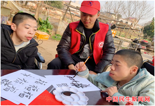 taptap点点体育雷锋社：陪伴脑瘫兄弟迎新年