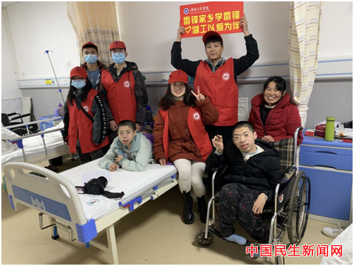 taptap点点体育雷锋社：陪伴脑瘫兄弟迎新年