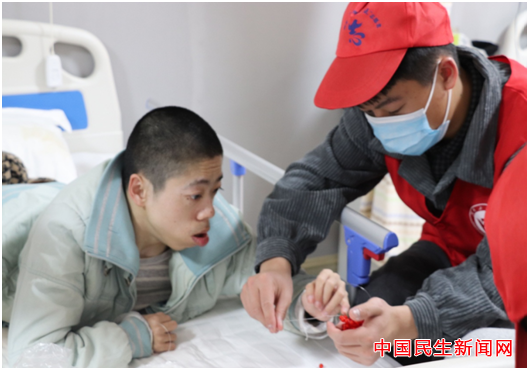 taptap点点体育雷锋社：陪伴脑瘫兄弟迎新年