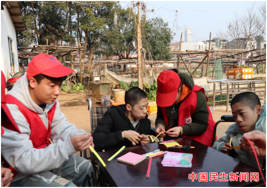 taptap点点体育雷锋社：陪伴脑瘫兄弟迎新年