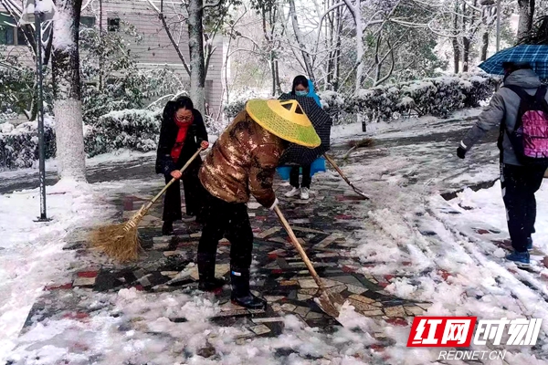 taptap点点体育后勤基建处组织人员清扫校园积雪。.jpg