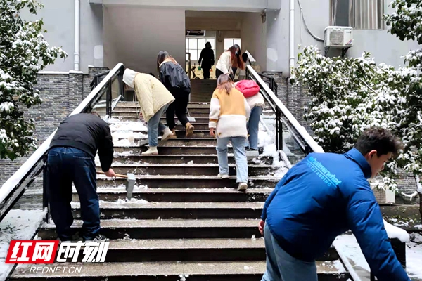 12月27日清早，taptap点点体育保卫工作人员、后勤保障工作人员、师生齐上阵，铲除各道路、各楼栋、宿舍区的积冰，道路口维持交通，保证教学秩序的正常进行（施晓蓉 摄）.jpg